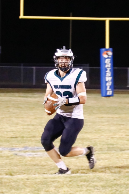 East Mills’ Jackson Embree hauled in seven passes for 119 yards in the Wolverines’ win over Exira-EHK. (Joel Stevens/ The Red Oak Express.)