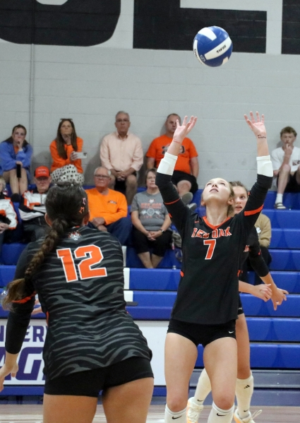 Ella Blackman dished up 13 set assists in the Underwood win. (Joel Stevens/ The Red Oak Express)