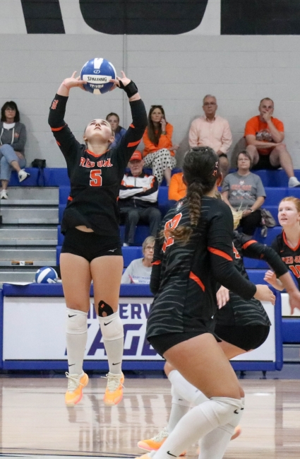 Red Oak’s Kaylee Erickson, shown here earlier this season, dished up 47 set assists in the Tigers’ 3-2 day at the Tri-Center Tournament. Joel Stevens/ The Red Oak Express)