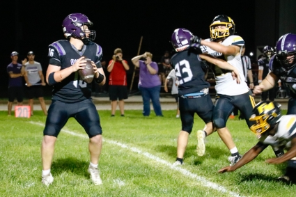 Brett Hart runs the ball in Friday’s loss to Fremont-Mills. Hart rushed for 39 yards on eight carries in the game. (Joel Stevens/ The Red Oak Express)